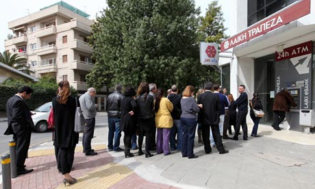Bankkunder i kø foran kypriotisk bank.